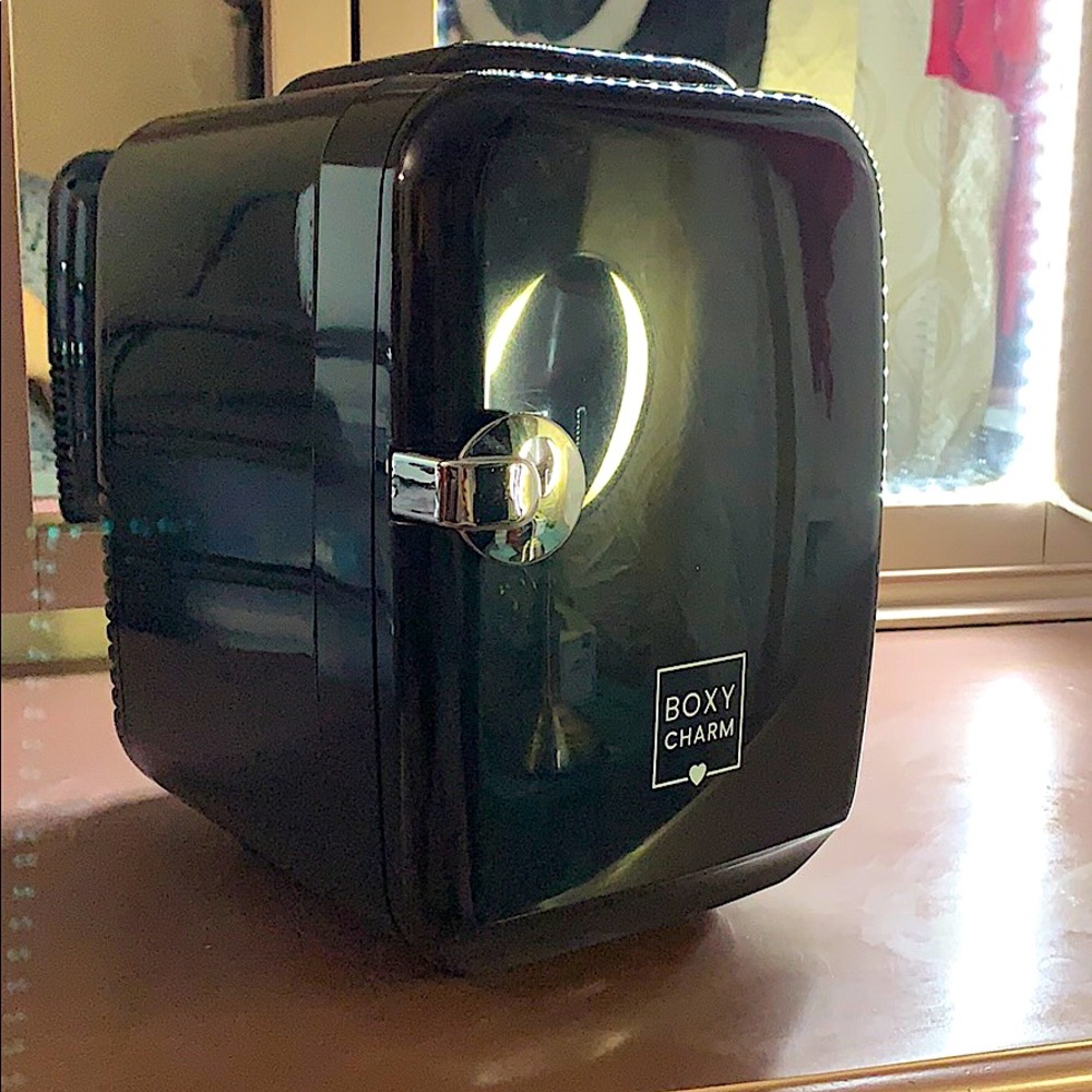 Mini refrigerator for make up or small things